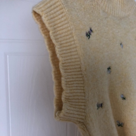 Zara Yellow Knit Sleeveless Shirt - Picture 3 of 8